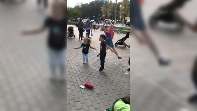 Танец «двигайся-замри»