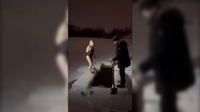 Женщина нырнула в прорубь и её унесло течением. утонула в крещение.