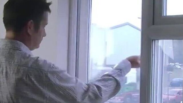 Это стекло превращается из прозрачного в непрозрачное за считанные секунды.