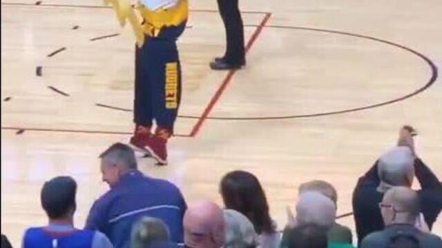 Маскот наггетс не поймал мяч