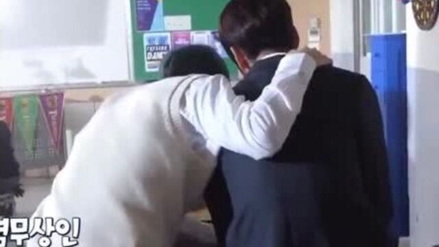 Енджун просто поёт прямо в ухо субина