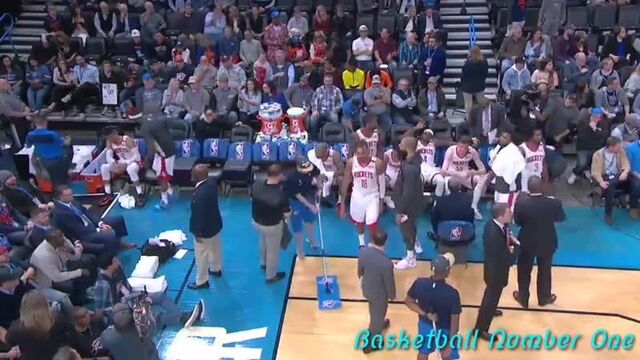 Разыгрывающий «рокетс» расселл уэстбрук в одном из тайм-аутов матча с «тандер» сел отдельно от команды.