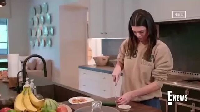 Кендалл дженнер впервые режет огурец