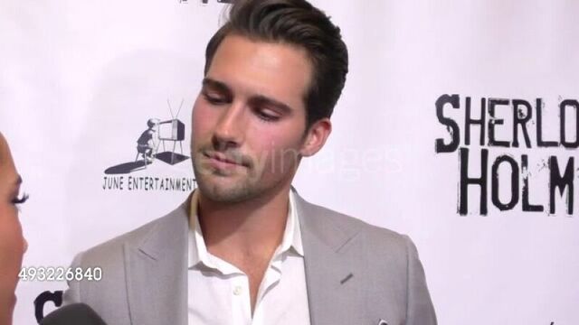 Джеймс маслоу на премьере спекаткля "шерлок холмс"