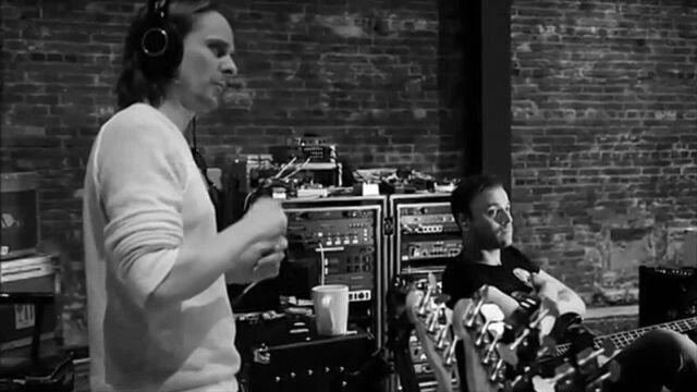 Мэтт беллами дает уроки игры на ударных или операция пщщщ