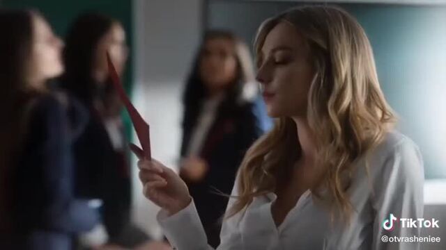 Карла // элита // эстер экспозито