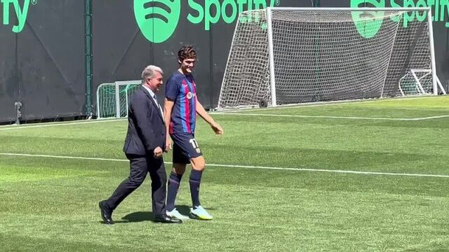 Маркос алонсо и жоан лапорта выходят под гимн "барселоны"