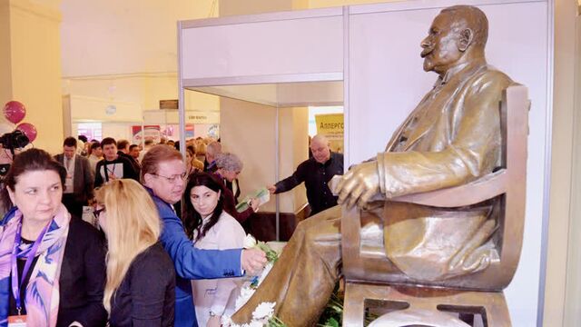 Флешмоб «белый цветок» — возложение белых цветов к памятнику дмитрия оскаровича отта.