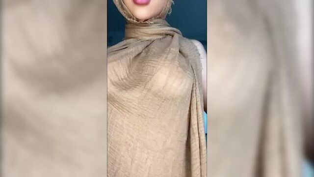 Türbanlı hatun dans ediyor