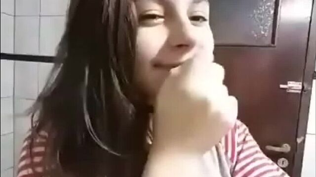 Liseli vücudunu gösteriyor