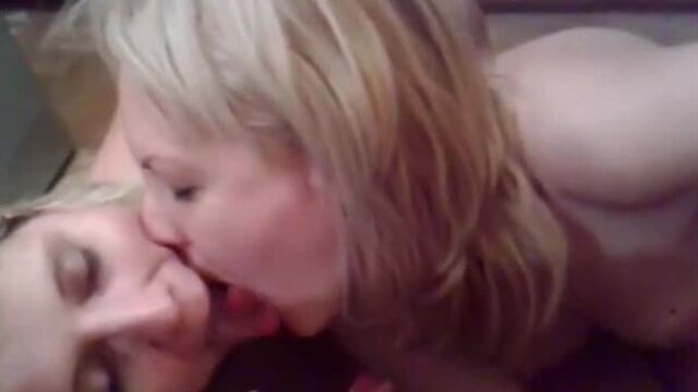 Минет от жены и ее подруги жмж