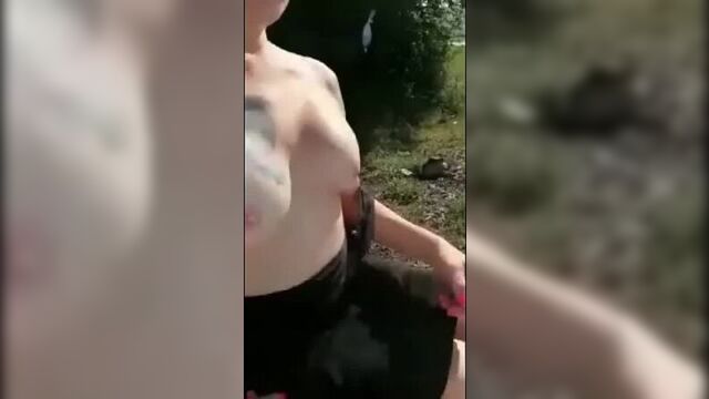 Açık alanda sakso çekiyor