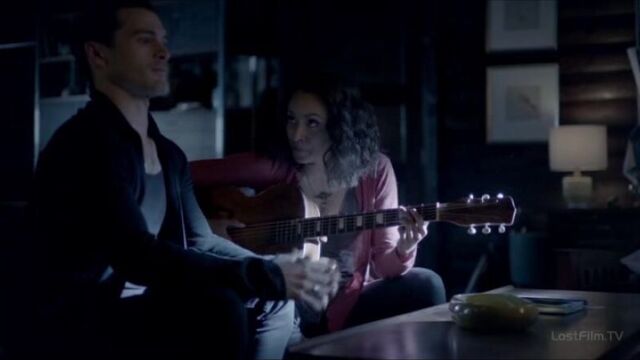Дневники вампира - 7.19 - энзо учит бонни играть на гитаре (озвучка lostfilm)
