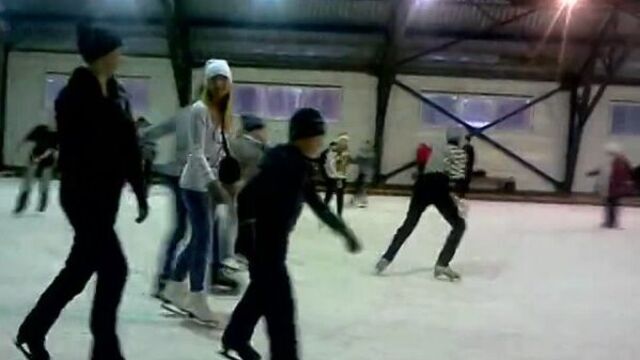 Эдвард каллен из сумерек на катке в бокситогорске :))