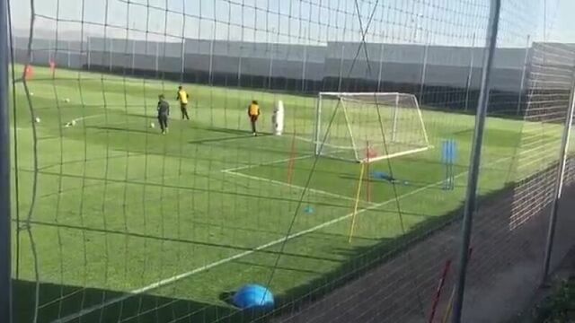 Paola nunez valbuena в твиттере- «memo ochoa tuvo su primer entrenamiento con granada. https-__t.co_ixoyudksob»