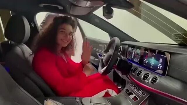 Мадина таймазова получила в подарок мерседес