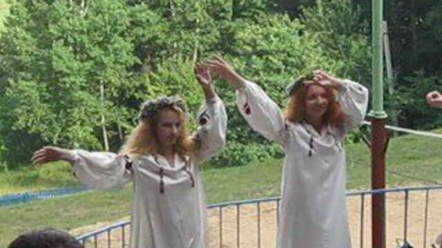 "місяць по небу ходить...."