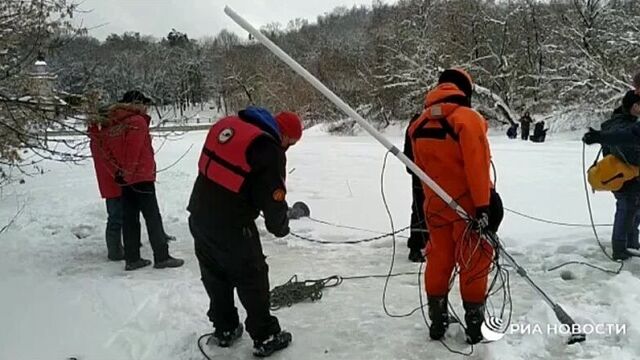 Спасатели ведут поиски провалившегося под лед на квадроцикле экс-замминистра юстиции ялунина.