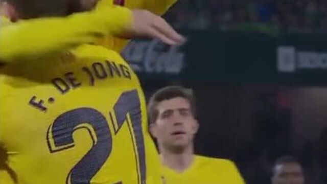 Гол де йонга с передачи месси