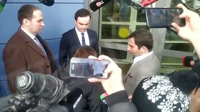 Жена эдварда била приехала к суду