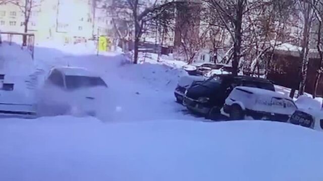 Глыбы льда упали на авто в новосибирске