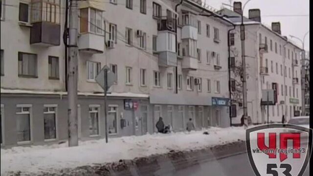 Глыба льда упала на женщину с коляской в великом новгороде