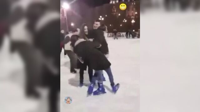 Подкатила к парню..