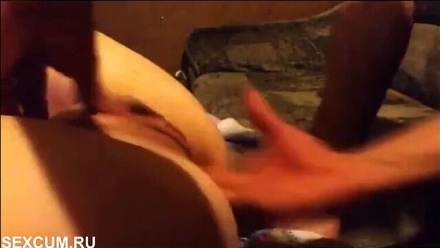 Разрабатывает дырочки жены перед мжм (русское порно групповой секс домашнее любительское милф couples)