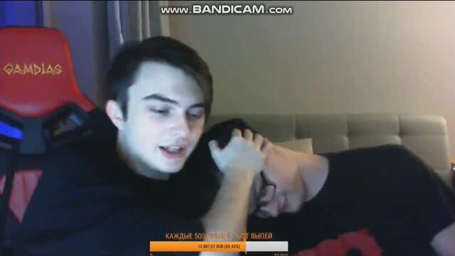 Ден шмальц падает с мужского крепкого плеча пашки