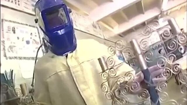 Сварщик сварщик парень работящий