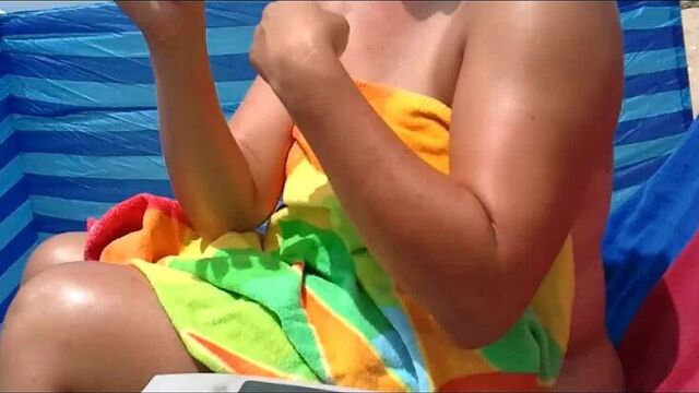 Plajda erkeğini boşaltıyor