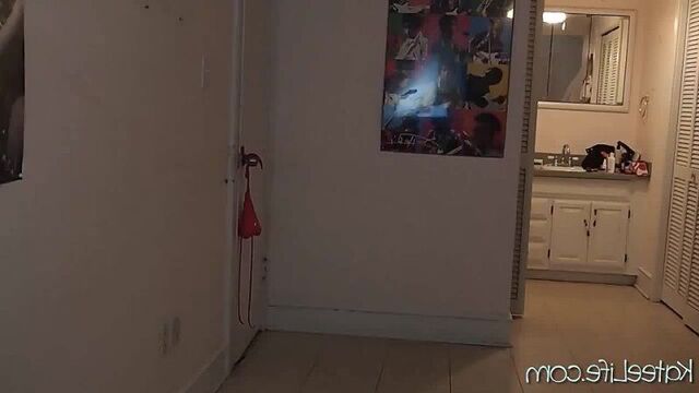 Evde çıplak dolaşan kız dans ediyor