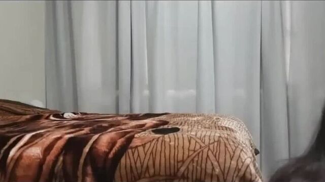 Kendini kocasının arkadaşına siktiriyor