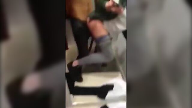 Soyunma kabininde sikişen gençler