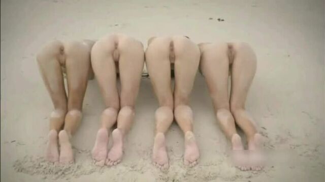 4 голых красотки во всей красе раскрылись на пляже