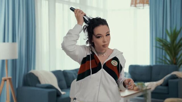 Инстасамка бреется налысо [рифмы и панчи]