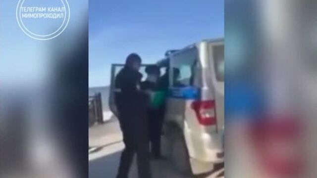 Полицейский задерживает семью за нарушение режима самоизоляции