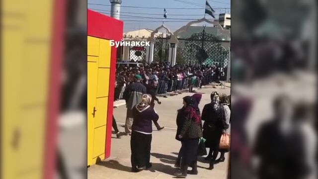 Очередь в мечеть на пятничный джума-намаз в буйнакске