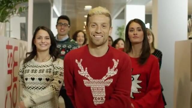 Папу гомес поздравляет всех с рождеством своим "фирменным" танцем