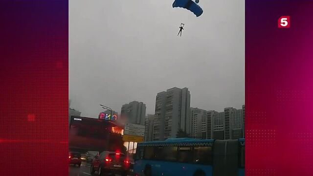Парашютисты спрыгнули с высотки на ленинском проспекте