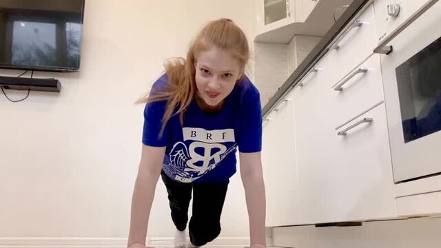 Актриса валентина ляпина поделилась эффективным упражнением для пресса