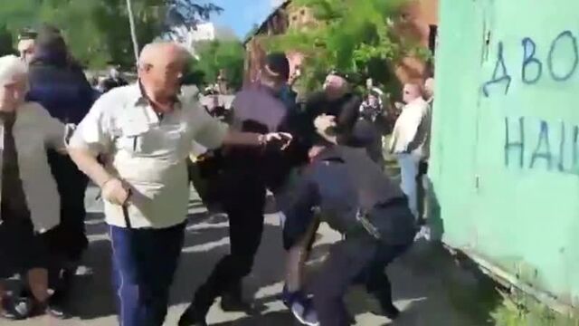 Силовики разгоняют протестующих в очаково