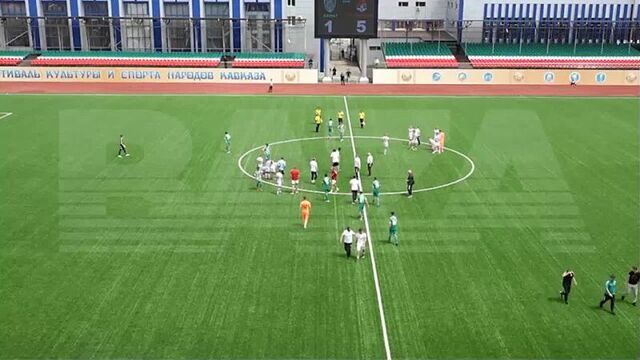 В грозном во время матча "ахмат" - "локомотив" чеченская команда, уступая в счете 1-5, устроили массовую драку.