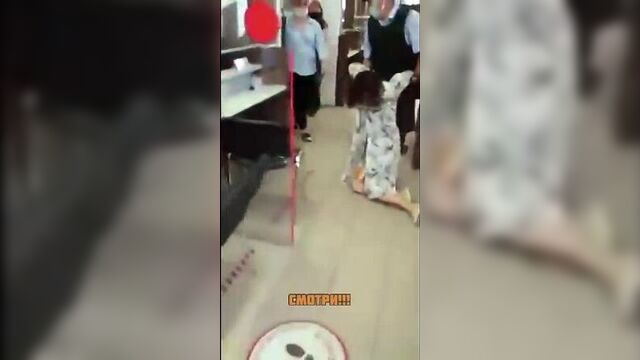 В москве полицейские жостко задержали посетительницу мфц, которой стало плохо из-за жары и она сняла маску