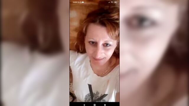 Армянка показывает себя и танцует друг вокруг