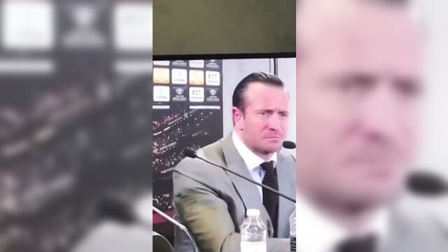 Рептилоид изо всех сил пытается сдерживать свои рефлексы