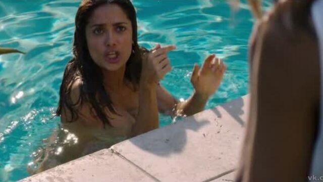 Обнаженная сальма хайек купается в бассейне