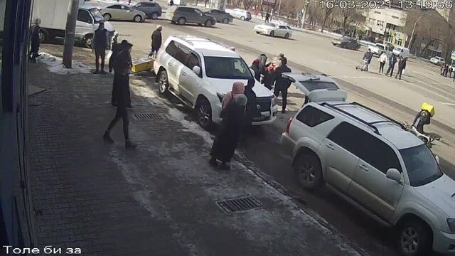 В алматы курьер glovo сбил коляску с ребенком