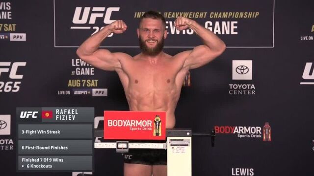 Рафаэль физиев на церемонии взвешивания перед ufc 265