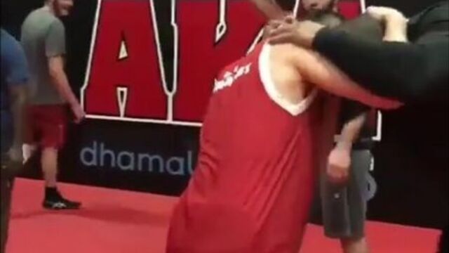 Умар нурмагомедов и даниэль кормье борятся ;)